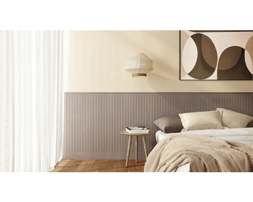 Schlafzimmer mit Bett, Nachttisch, Lampe und Wandpaneelen