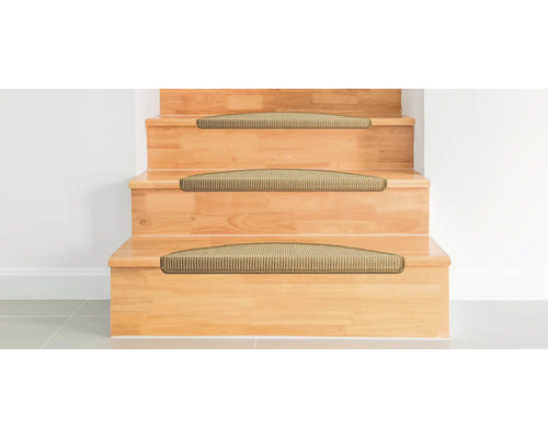 Escalier en bois avec tapis d'escalier