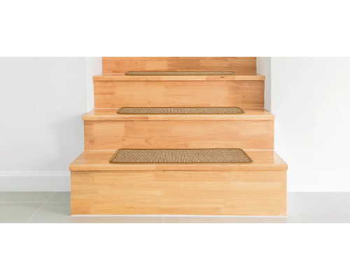 Holztreppe mit Teppichstufenmatten