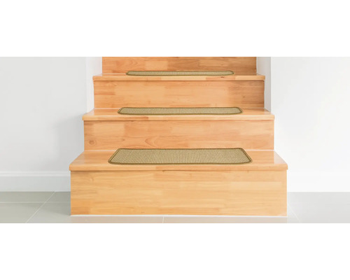 Holztreppe mit Teppichstufenmatten für mehr Sicherheit