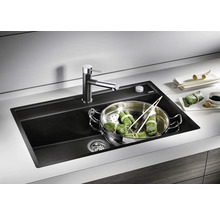 Schwarzes Spülbecken mit Wasserhahn und Dampfgarer