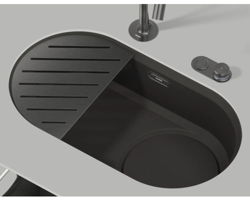 Spüle mit Abtropffläche, Wasserhahn und Spülmittelspender