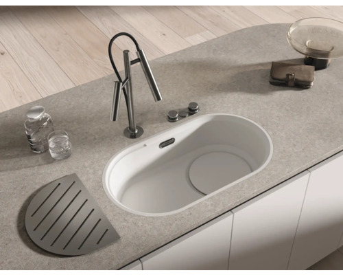 Küchenspüle mit Armatur auf einer Arbeitsplatte