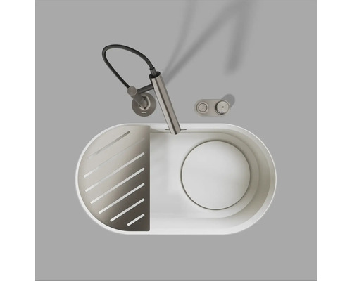 Auf Ansicht von oben: Spüle mit Armatur und Sieb