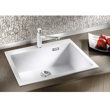 Weisse Küchenspüle mit Armatur auf einer Arbeitsplatte