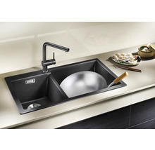 Doppelspüle mit Wasserhahn und Wok im Spülbecken