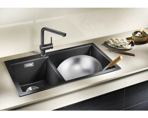 Doppelspüle mit Wasserhahn und Wok im Spülbecken