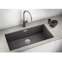 Spüle mit Armatur und Geschirr auf der Arbeitsplatte