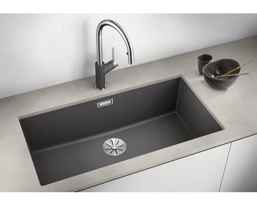 Spüle mit Armatur und Geschirr auf der Arbeitsplatte