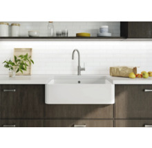 Küchenszene mit Spüle, Armatur, Arbeitsplatte und Schränken