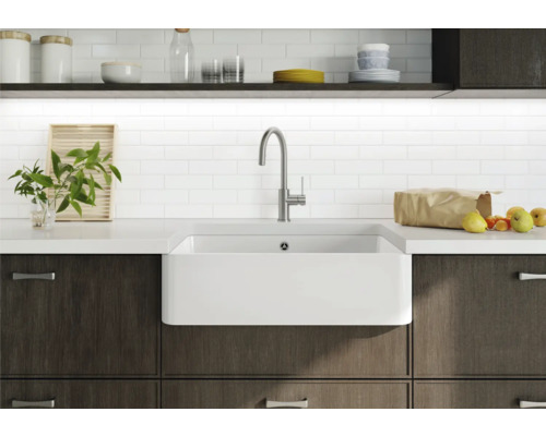 Küchenszene mit Spüle, Armatur, Arbeitsplatte und Schränken