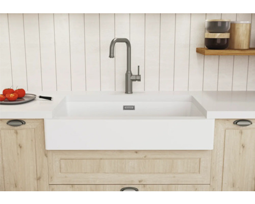 Küchenspüle mit Armatur in einer hellen Küche