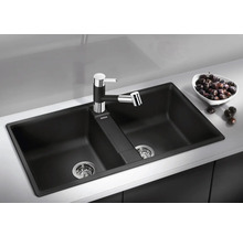 Dunkles Spülbecken mit Wasserhahn in einer modernen Küche