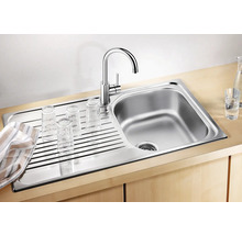 Évier en acier inoxydable avec égouttoir et robinet, avec des verres dessus pour sécher