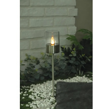 Dekorative Gartenleuchte mit Glaseinsatz und LED-Flammeneffekt auf einem Kiesweg