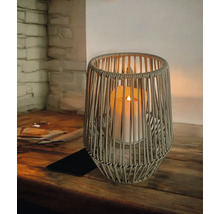 Dekorative Laterne mit LED Kerze auf einem Holztisch