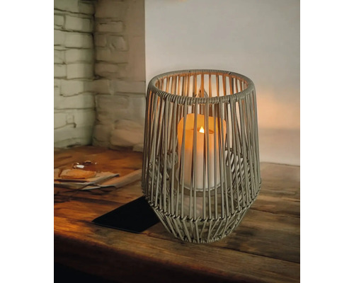 Dekorative Laterne mit LED Kerze auf einem Holztisch