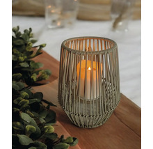 Dekorative Laterne mit LED Kerze auf einem Holztisch