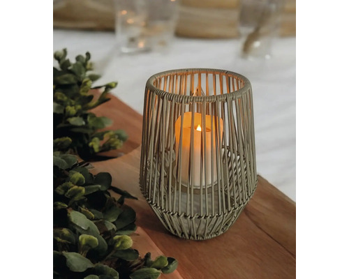 Dekorative Laterne mit LED Kerze auf einem Holztisch