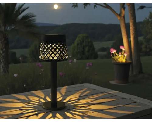 Dekorative Tischleuchte im Aussenbereich mit Lichteffekten auf einem Gartentisch