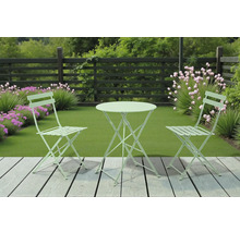 Gartenszene mit Bistrotisch und zwei Bistro Klappstühlen aus Metall auf einer Holzterrasse