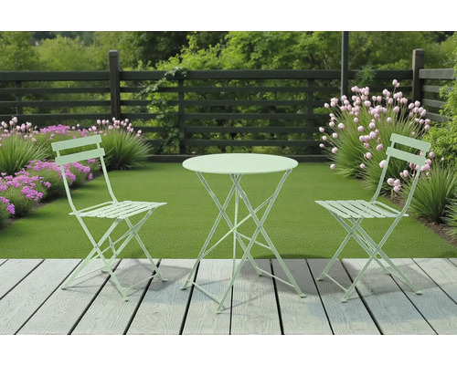 Gartenszene mit Bistrotisch und zwei Bistro Klappstühlen aus Metall auf einer Holzterrasse