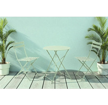 Gartenszene mit Klapptisch und Klappstühlen aus Metall