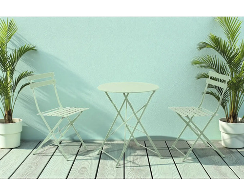 Gartenszene mit Klapptisch und Klappstühlen aus Metall