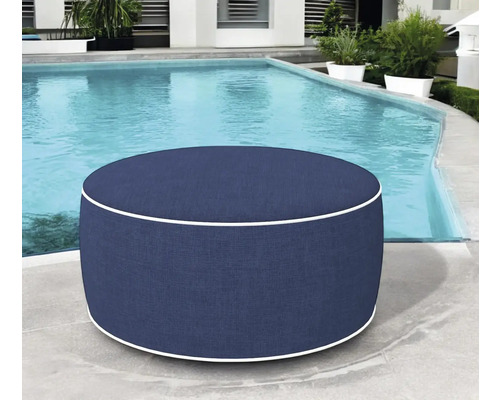Runder Pouf mit weißem Rand neben einem Swimmingpool