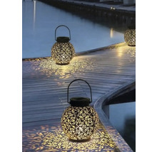 Dekorative Solarlaterne mit Muster auf einem Holzsteg