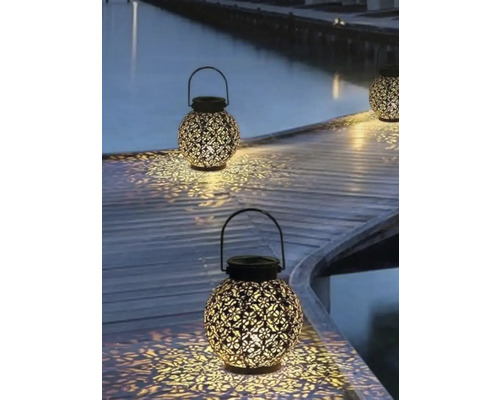 Dekorative Solarlaterne mit Muster auf einem Holzsteg