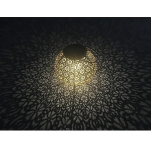 Dekorative Laterne mit floralem Muster und Lichteffekten