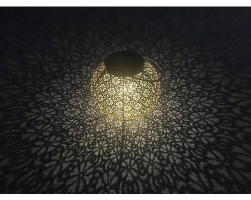 Dekorative Laterne mit floralem Muster und Lichteffekten