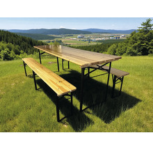 Garniture de bistrot en bois avec cadre métallique sur une prairie