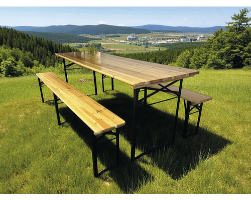 Garniture de bistrot en bois avec cadre métallique sur une prairie