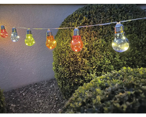 Dekorative Lichterkette mit farbigen Glühbirnen für den Aussenbereich