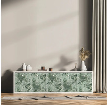 Wohnzimmer mit Sideboard, dekoriert mit tropischem Pflanzenmuster