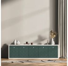 Wohnzimmer mit Sideboard, Dekoration und Vorhängen