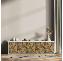 Dekoratives Sideboard mit floralem Muster vor einer Wand