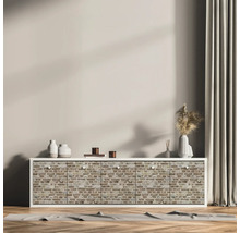 Wohnzimmer mit weißem Sideboard mit Backsteindekor, dekoriert mit Vasen und Trockenblumen