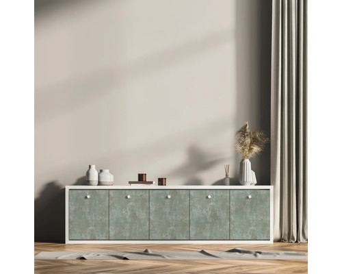 Sideboard mit fünf Türen, Dekoration und Vorhang in einem hellen Raum