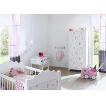 Kinderzimmer mit Gitterbett, Schrank und Spielzeugwagen.