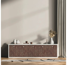 Wohnzimmer mit Sideboard, Dekoration und Vorhang