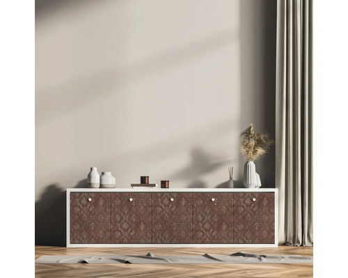 Wohnzimmer mit Sideboard, Dekoration und Vorhang