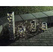 Verschiedene Gartenleuchten mit Deko-Motiven auf einer Terrasse