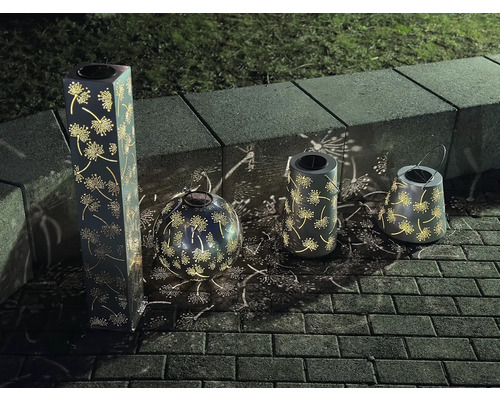 Verschiedene Gartenleuchten mit Deko-Motiven auf einer Terrasse