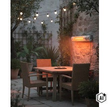 Aménagement de terrasse avec chauffage électrique monté sur un mur en pierre et espace repas confortable éclairé par une guirlande lumineuse. (Image AI modified or generated)