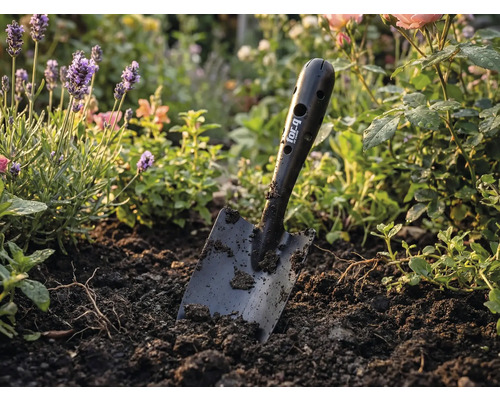Bêche de jardin de for_q dans un parterre de fleurs