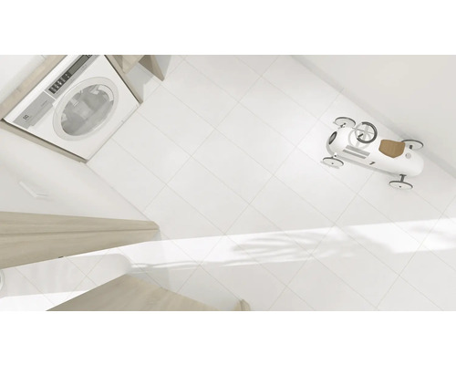 Waschmaschine, weisse Fliesen und ein Spielzeugauto im Badezimmer