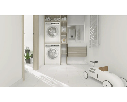 Heller Waschraum mit Waschmaschine, Trockner und Badezimmermöbeln.